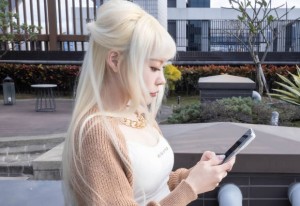 美人OL香月遙衣午休期間飲料被下藥昏睡