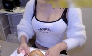 身材好做飯時都要被挨操純天然巨乳做飯時候男友過來蹭幾下就進去了