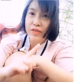 姐妹在山上做直播色诱捡木头的草帽大叔