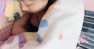 趁哥哥上夜班爬进寂寞嫂子的被窝