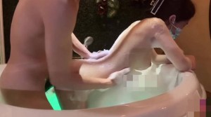 浴缸里的骚母狗