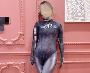 电影院门口操美女蜘蛛侠邻居被外面漂亮小姐姐发现了