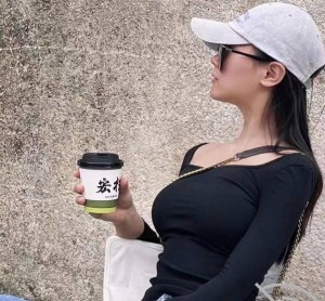 和美女少妇邻居在小树林打野战太刺激了