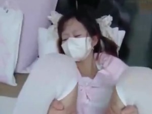 父女亂倫淫欲反差蘿莉美少女廚房做飯時被爸爸後入中出-困困狗